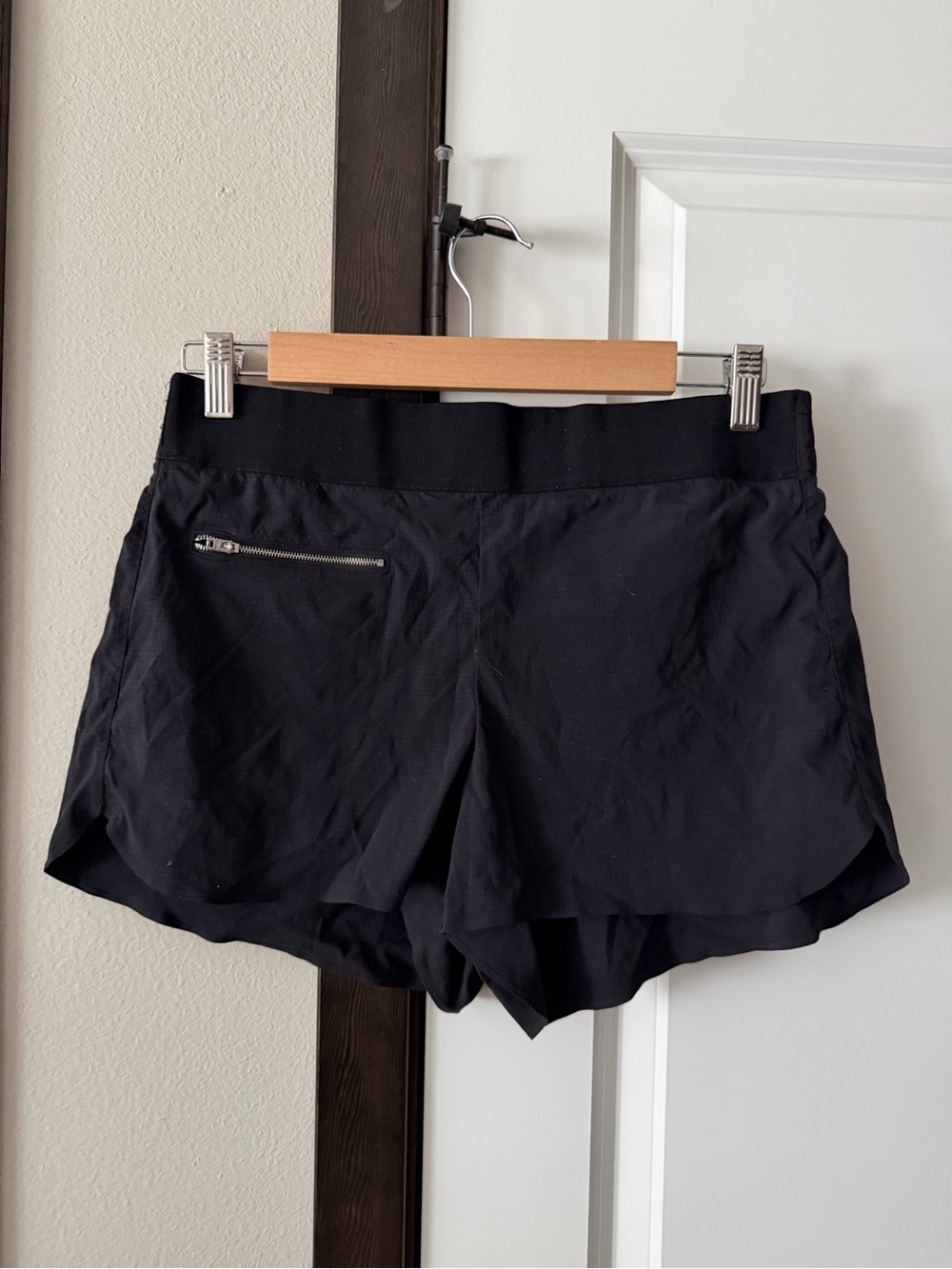 Athleta Mod Trekkie shorts
